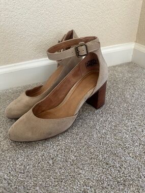 Soludos - Suede Ankle Strap Block Heel Pumps in Taupe